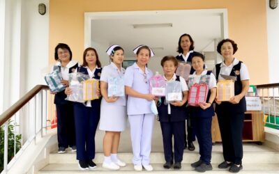 ปฏิบัติงานพื้นที่งาน โรงพยาบาลสมเด็จพระบรมราชเทวี ณ ศรีราชา นำปลอกแขน จำนวน 10 คู่ ผลงานจากฝีมือของอาสาสมัครกาชาด มอบให้กับผู้ป่วยติดเตียง