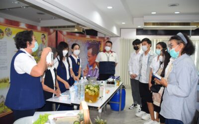 สอนสาธิตการขยายจุลินทรีย์ และการทำน้ำหมักชีวภาพจากผลไม้ แก่นักศึกษาคณะสาธารณสุขศาสตร์ วิทยาลัยทองสุข