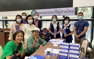 อาสาสมัครกาชาดทำหน้าที่ประชาสัมพันธ์และรับสมัครผู้เข้าประกวดในโครงการประกวดผู้สูงวัยสุขภาพดี งานกาชาดประจำปี 2566