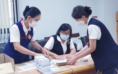 อาสาสมัครกาชาด ทำความสะอาดบรรจุภัณฑ์สำหรับจัดเก็บรกผู้บริจาคดวงตา