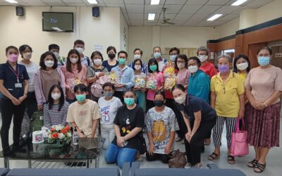 อาสาสมัครกาชาดประดิษฐ์ดอกไม้จันทน์ เพื่อผู้เสียชีวิตที่ยากไร้