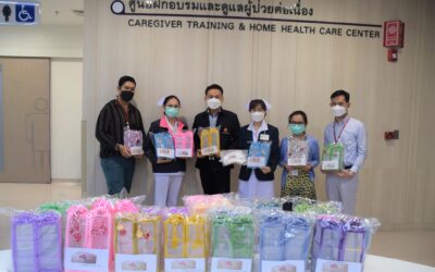 มอบถุงมือป้องกันการดึงสายสำหรับผู้ป่วยให้กับศูนย์การดูแลผู้ป่วยต่อเนื่องที่บ้าน โรงพยาบาลจุฬาลงกรณ์ สภากาชาดไทย