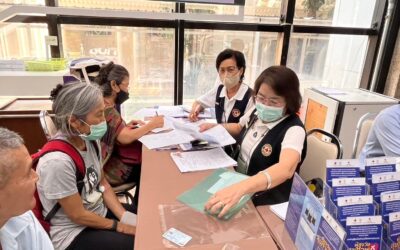 อาสาสมัครกาชาดทำหน้าที่ประชาสัมพันธ์และรับสมัครผู้เข้าประกวดโครงการ “ประกวดผู้สูงวัยสุขภาพดี งานกาชาดประจำปี 2566”