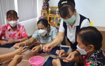 อาสาสมัครกาชาดสร้างสรรค์หัตถกรรมสิ่งประดิษฐ์เพื่อส่งเสริมอาชีพ (ร้อยสร้อยร้อยใจ)