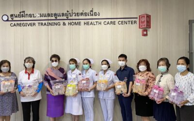 อาสาสมัครกาชาดมอบอุปกรณ์สำหรับดูแลผู้ป่วย