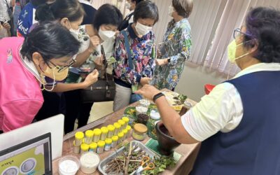 อาสาสมัครกาชาดสาธิตการทำยาสีฟันสมุนไพร