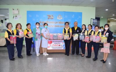 อาสาสมัครกาชาดมอบปลอกมือสำหรับผู้ป่วย