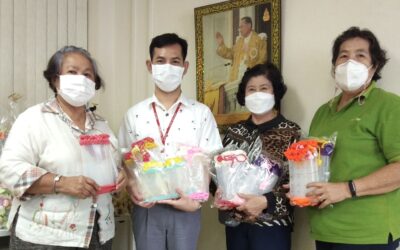 อาสาสมัครกาชาดมอบปลอกมือ เพื่อใช้ในการป้องกันผู้ป่วย