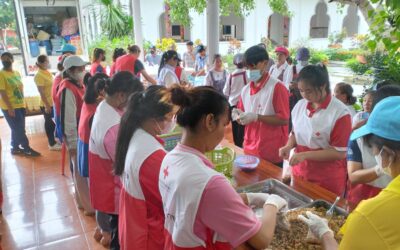 อาสาสมัครกาชาด สกร.อำเภอศรีสัชนาลัย และโรงเรียนศรีนคร ร่วมประกอบและ บรรจุอาหาร โรงครัวพระราชทาน