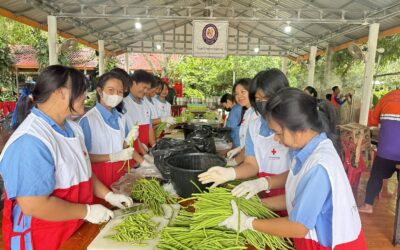อาสาสมัครกาชาดโรงเรียนศรีนคร บรรจุอาหารโรงครัวพระราชทานเพื่อนำไปแจกจ่ายให้กับประชาชนที่ประสบอุทกภัย จังหวัดสุโขทัย