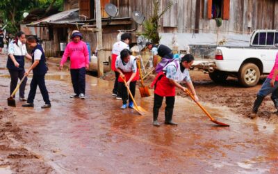 อาสาสมัครกาชาด สกร.อำภอเชียงม่วน จังหวัดพะเยาลงพื้นที่ช่วยเหลือประชาชนที่ได้รับผลกระทบจากเหตุการณ์น้ำป่าไหลหลาก