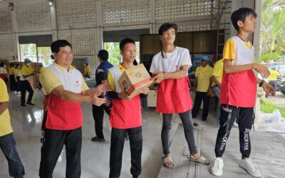 อาสาสมัครกาชาดจังหวัดสุโขทัย ร่วมบรรจุถุงยังชีพให้กับผู้ประสบภัยน้ำท่วม