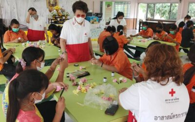 อาสาสมัครกาชาดสอนการทำดอกไม้จันทน์ให้แก่สมาชิกแรกรับเด็กหญิงบ้านธัญพร