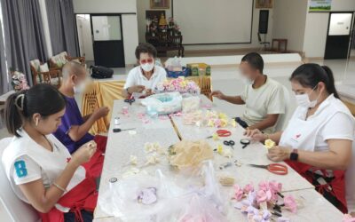 คณะอาสาสมัครกาชาด “โครงการอาสาสมัครกาชาดร่วมใจพัฒนาชุมชนและสังคม”สาธิตและสอนการทำดอกไม้จันทน์