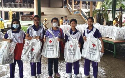 อาสาสมัครกาชาด โรงเรียนสุโขทัยวิทยาคม ร่วมกับเหล่ากาชาดจังหวัดสุโขทัย จัดชุดธารน้ำใจ จำนวน 1,873 ชุด