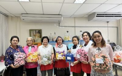 อาสาสมัครกาชาดประดิษฐ์ดอกไม้จันทน์เพื่อใช้ในงานพิธีพระราชทานเพลิงศพอาจารย์ใหญ่