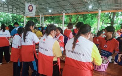 อาสาสมัครกาชาดโรงเรียนศรีนคร ร่วมปฏิบัติหน้าที่โรงครัวพระราชทาน มูลนิธิอาสาเพื่อนพึ่ง (ภาฯ) ยามยาก สภากาชาดไทย