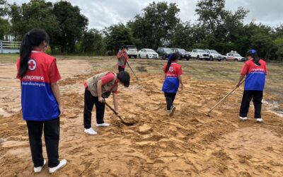 อาสาสมัครกาชาดโรงเรียนคำเขื่อนแก้วชนูปถัมภ์ ร่วมปฏิบัติหน้าที่จัดเตรียมสถานที่ให้แก่ประชาชนที่ได้รับผลกระทบจากเหตุอุทกภัย