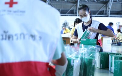 อาสาสมัครกาชาดบรรจุถุงยังชีพพระราชทาน มูลนิธิอาสาเพื่อนพึ่ง(ภาฯ) ยามยาก สภากาชาดไทย