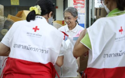 อาสาสมัครกาชาดร่วมบรรจุชุดธารน้ำใจ จำนวน 1,000 ชุด เพื่อนำไปมอบให้แก่ผู้ประสบภัย