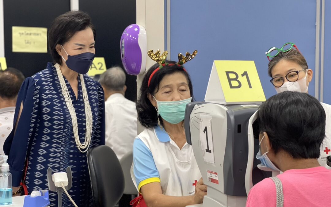 นางสุนันทา ศรอนุสิน ผู้อำนวยการสำนักงานยุวกาชาดและอาสาสมัครกาชาด สภากาชาดไทย ให้กำลังใจทีมงานอาสาสมัครกาชาด สภากาชาดไทย ในการ อำนวยความสะดวกให้แก่ผู้ป่วยนอก