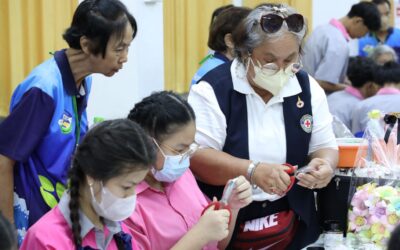 อาสาสมัครกาชาดร่วมสาธิตและให้ความรู้ เรื่องการผลิตน้ำยา EM เพื่อใช้ภายในครัวเรือนและงานประดิษฐ์จากเศษวัสดุเหลือใช้ให้ความรู้แก่ สมาชิกสโมสรโรตารีราษฎร์บูรณะ