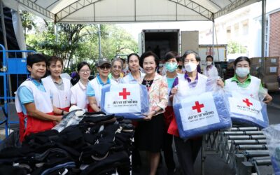 ผู้อำนวยการสำนักงานยุวกาชาดและอาสาสมัครกาชาด สภากาชาดไทย นำทีมอาสาสมัครกาชาด สภากาชาดไทยร่วมบรรจุชุดเครื่องกันหนาว จำนวน 1,000 ชุด