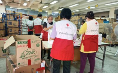 อาสาสมัครกาชาดบรรจุชุดธารน้ำใจ จำนวน 1,200 ชุด นำไปช่วยเหลือประชาชนกลุ่มเปราะบาง