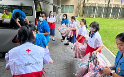 โรงเรียนราชินี ส่งมอบผ้าห่ม เครื่องเขียนให้โรงเรียนและผู้สูงอายุในถิ่นทุรกันดาร