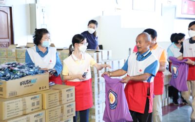 อาสาสมัครกาชาดร่วมบรรจุถุงยังชีพพระราชทาน มูลนิธิอาสาเพื่อนพึ่ง (ภาฯ) ยามยาก สภากาชาดไทย จำนวน 5,000 ถุง