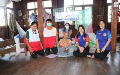 อาสาสมัครกาชาดร่วมลงพื้นที่กับเหล่ากาชาดจังหวัดลำปางมอบเสื้อกันหนาวและเสื้อโปโล ให้แก่ ผู้ด้อยโอกาส ผู้ยากไร้ และผู้สูงอายุ