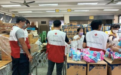 อาสาสมัครกาชาด รวมใจบรรจุชุดธารน้ำใจ เตรียมพร้อมช่วยเหลือประชาชนกลุ่มเปราะบางทางสังคม