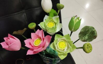 อาสาสมัครกาชาดสอนประดิดดอกไม้บัวบูชา