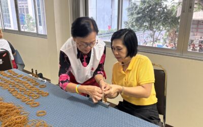 อาสาสมัครกาชาดเรียนรู้การร้อยยางยืดเพื่อใช้ในการออกกำลังกาย