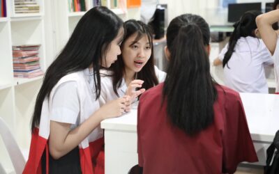 อาสาสมัครกาชาดสอนการบ้านนักเรียนผู้พิการทางสายตา