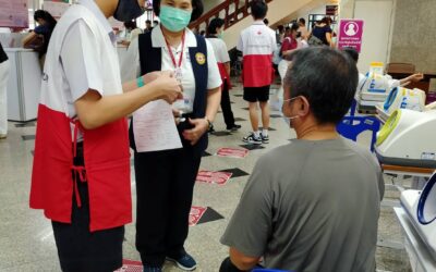 อาสาสมัครกาชาด และอาสายุวกาชาด ปฎิบัติงานอำนวยความสะดวกแก่ผู้บริจาคโลหิต ณ ศูนย์บริการโลหิตแห่งชาติ สภากาชาดไทย