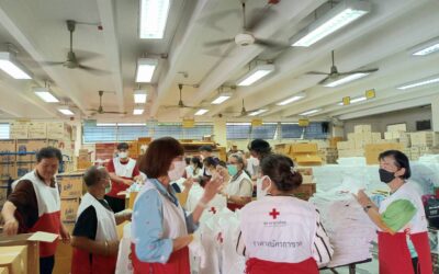 อาสาสมัครกาชาด จำนวน 20 คน บรรจุชุดธารน้ำใจ จำนวน 1,500 ชุด