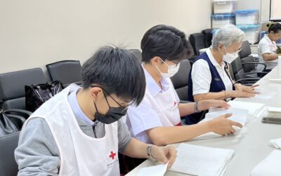 อาสาสมัครกาชาดปฎิบัติงานจัดทำอุปกรณ์ทางการแพทย์ที่ใช้ในการตรวจ แผนกโสต ศอ นาสิกวิทยา โรงพยาบาลจุฬาลงกรณ์ สภากาชาดไทย