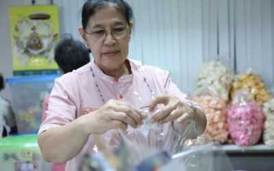 อาสาสมัครกาชาดในโครงการ “รวมใจ ร้อยจันทน์ สู่อาลัย” ร่วมกันประดิษฐ์ จำนวน 8,467 ดอก