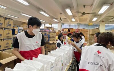 อาสาสมัครกาชาดบรรจุชุดธารน้ำใจ จำนวน 1,400 ชุด