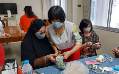 คณะอาสาสมัครกาชาดโครงการอาสาสมัครกาชาดช่วยปฏิบัติงานด้านการพัฒนาคุณภาพชีวิตสอนสาธิตการทำอุปกรณ์บริหารมือด้วยตุ๊กตาจากถุงเท้า เพื่อมอบให้กับผู้ป่วยเด็กที่พักรักษาอาการป่วย