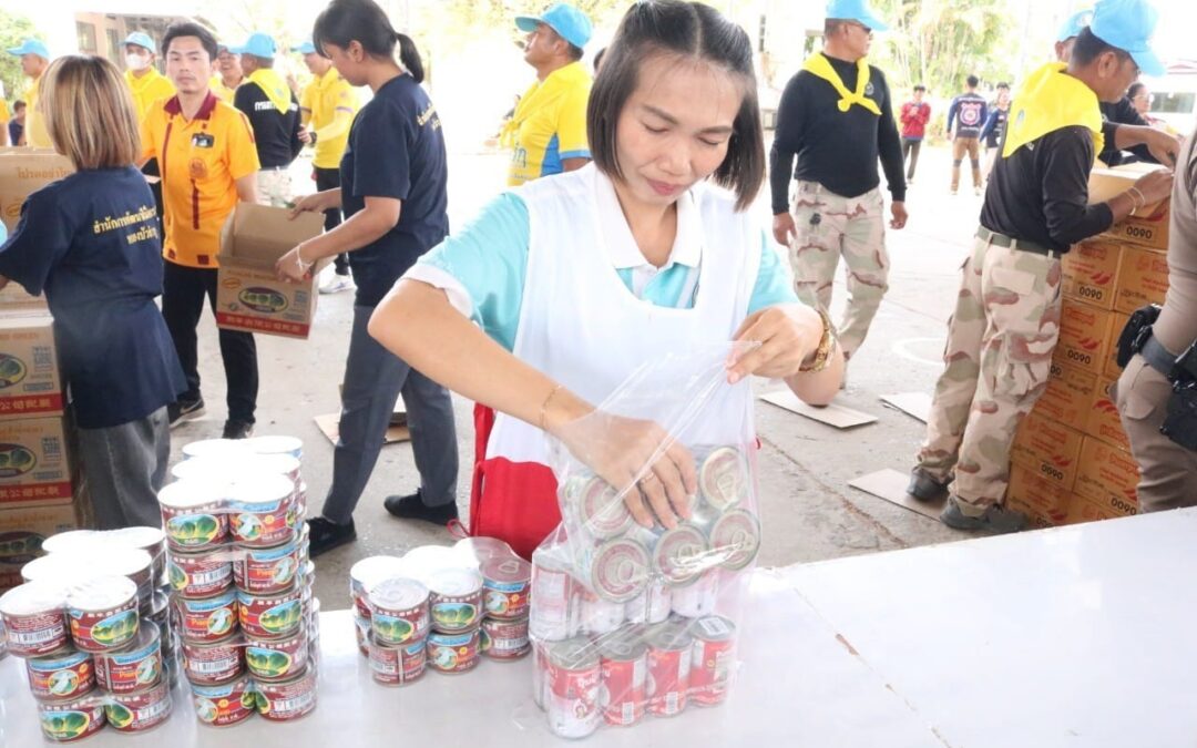 อาสาสมัครกาชาด สกร.อ.เมืองหนองบัวลำภู และโรงเรียนศรีบุญเรือง ร่วมบรรจุชุดธารน้ำใจเพื่อช่วยเหลือผู้ประสบวาตภัย จำนวน 1,909 ชุด