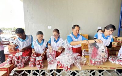 อาสาสมัครกาชาด สกร.บ้านผือ จังหวัดอุดรธานี ร่วมบรรจุชุดธารน้ำใจ เพื่อช่วยเหลือผู้ประสบวาตภัย จำนวน 742 ชุด