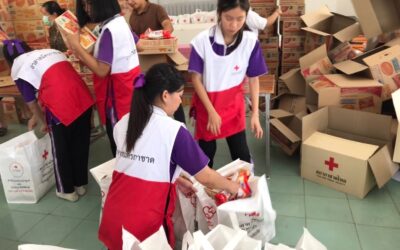 อาสาสมัครกาชาดโรงเรียนสา จังหวัดน่าน ร่วมบรรจุชุดธารน้ำใจ เพื่อช่วยเหลือผู้ประสบวาตภัย จำนวน 698 ชุด