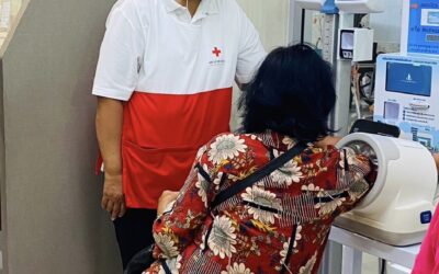 อาสาสมัครกาชาด ปฏิบัติงานโรงพยาบาลสมเด็จพระบรมราชเทวี ณ ศรีราชา จังหวัดชลบุรี อาสาสมัครกาชาด ปฏิบัติงานอำนวยความสะดวกให้แก่ผู้มาใช้บริการแผนกผู้ป่วยนอก ในหน่วยบริการต่างๆ