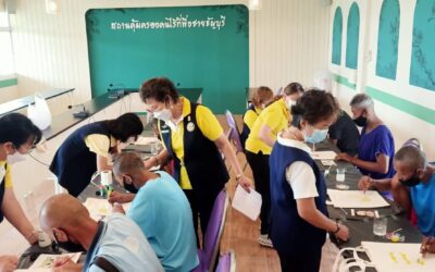 อาสาสมัครกาชาด สำนักงานยุวกาชาดและอาสาสมัครกาชาด สอนสาธิตการเพ้นท์ถุงผ้าเพื่อทำเป็นอาชีพ