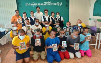 อาสาสมัครกาชาดจัดกิจกรรมสอนสาธิตสอนวิธีทำศิลปะเปลือกไข่บนกรอบรูป