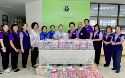 อาสาสมัครกาชาดมอบอุปกรณ์ทางการแพทย์ ณ วัดไร่ขิงและโรงพยาบาลสามพราน นครปฐม