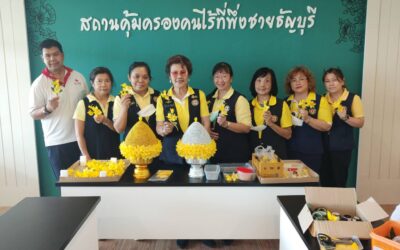 อาสาสมัครกาชาดจัดกิจกรรมสอนสาธิตสอนการทำดอกรวงผึ้ง
