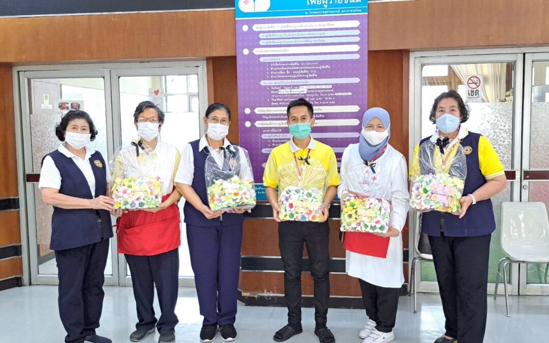 อาสาสมัครกาชาดมอบดอกไม้จันทน์